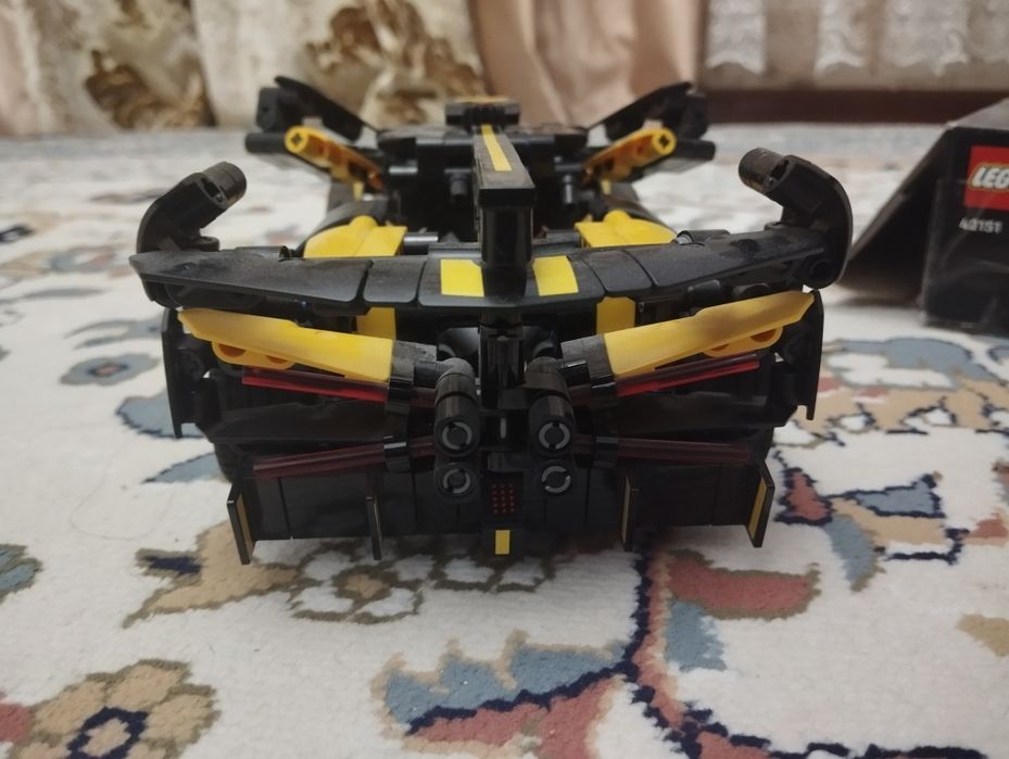 Конструктор LEGO Бугатти Болид