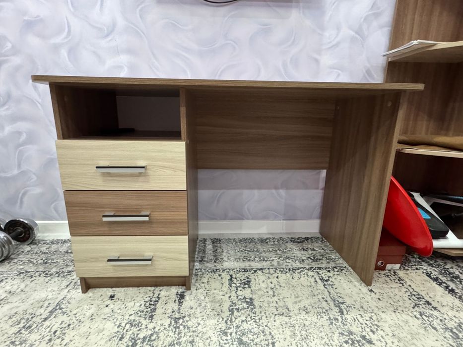 Рабочий стол и книжный стилаж