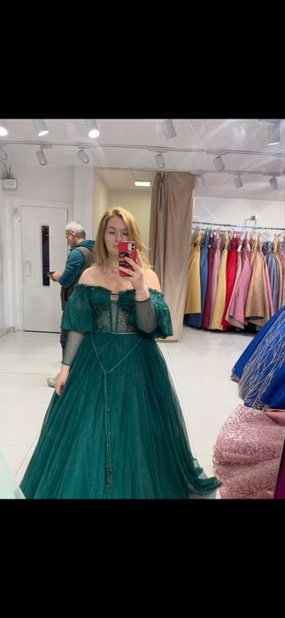 Зелена бална рокля