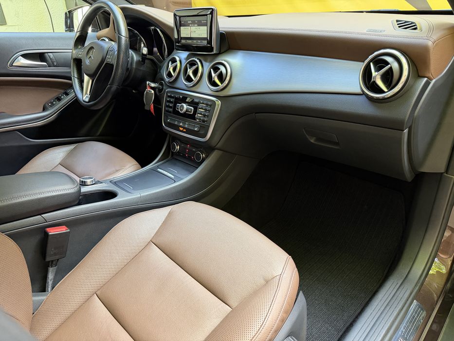 Mercedes-Benz GLA 200d Sport | Automat 7G-DCT | Piele/Artico | 18” | Euro 6 Posibilitate Rate Garantie