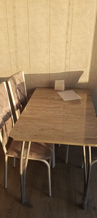 Продам 2 стола со стульями