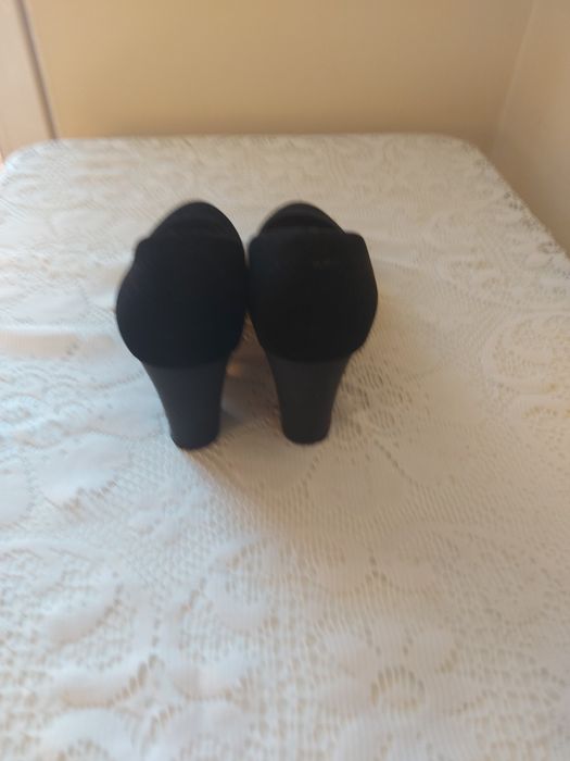 Черни велурени обувки