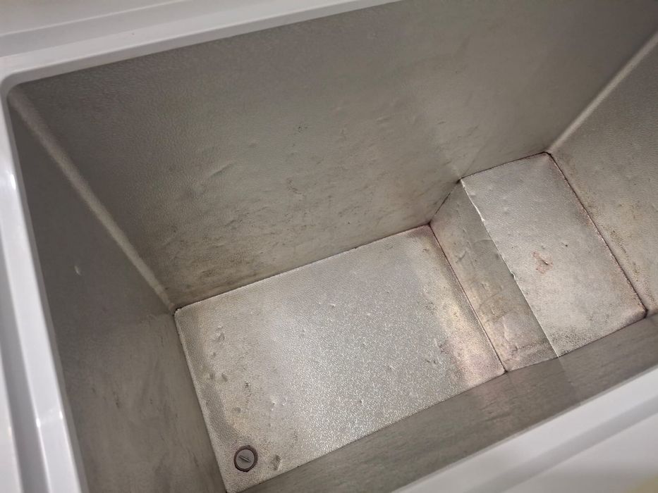 Прадаеться морозильник