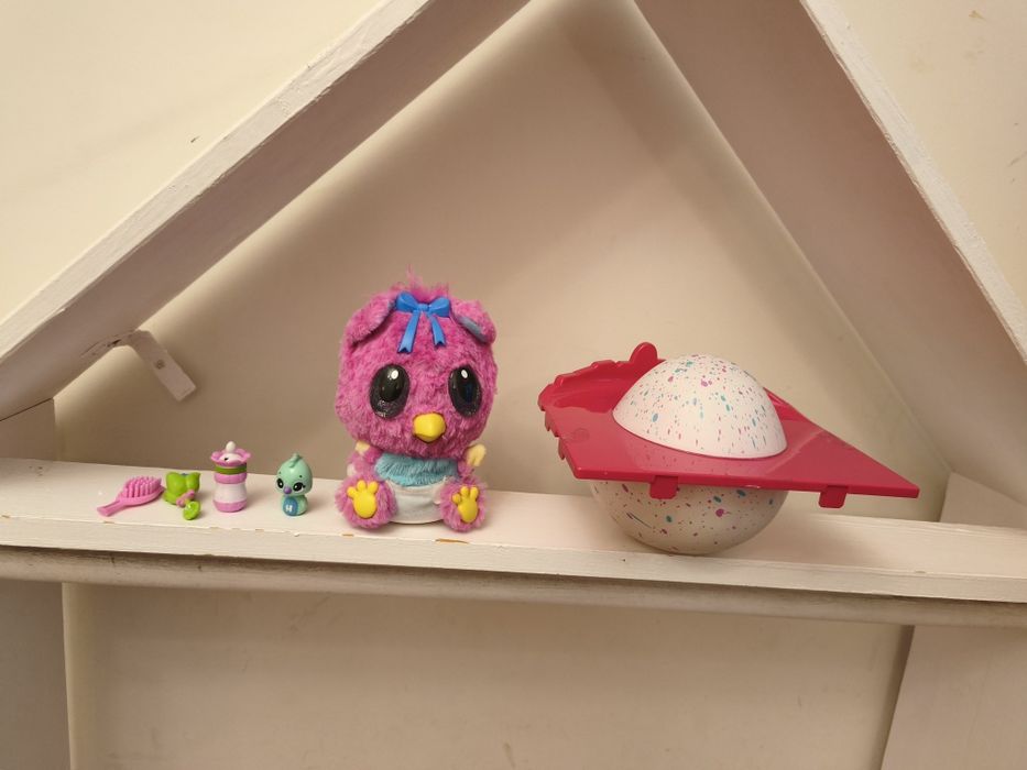 Hatchimals fetița cu funcții și accesorii
