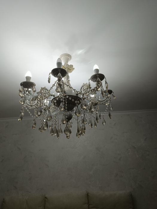 Продам люстру 8 рожков