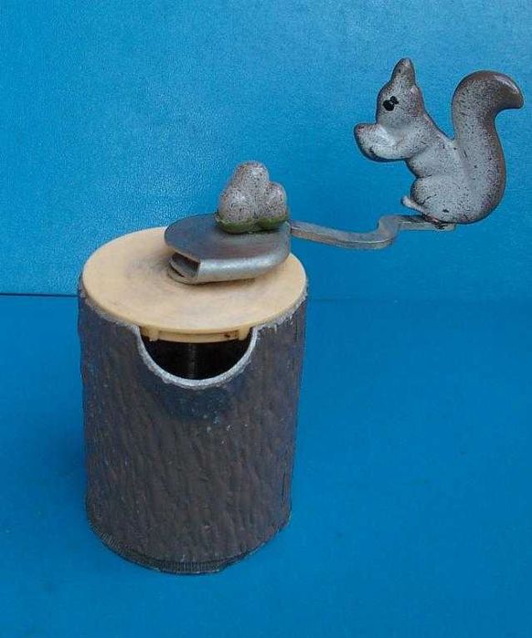 Кофемолка ручная "Белочка с орешками". Времен СССР.