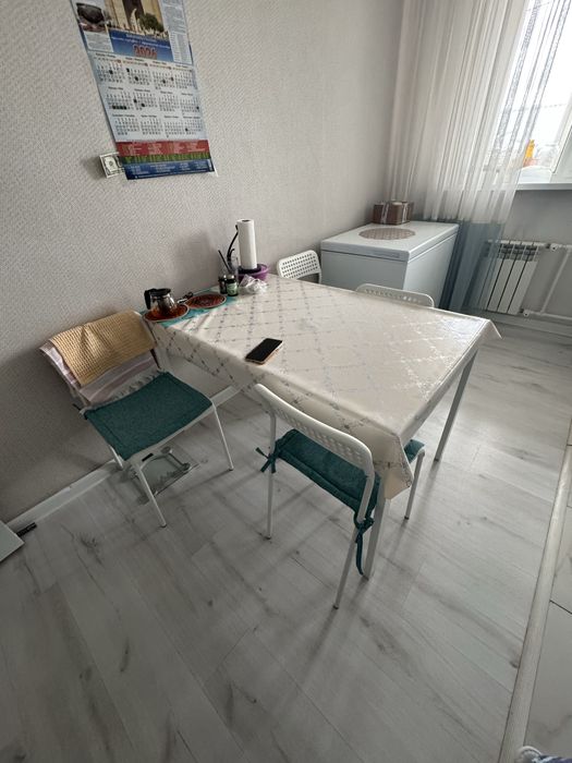 Продам стол белый кухонный