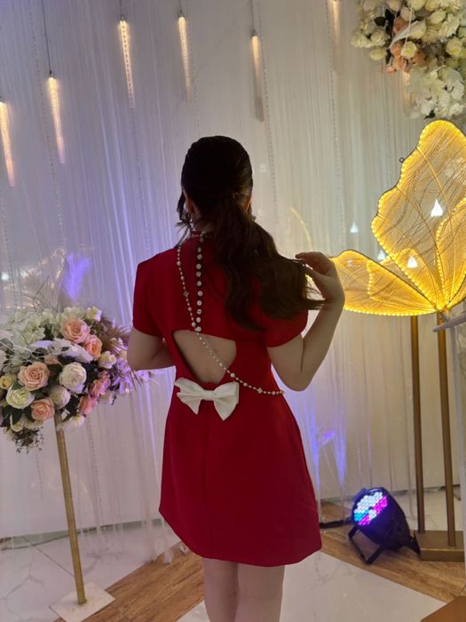 красное платье с открытой спиной