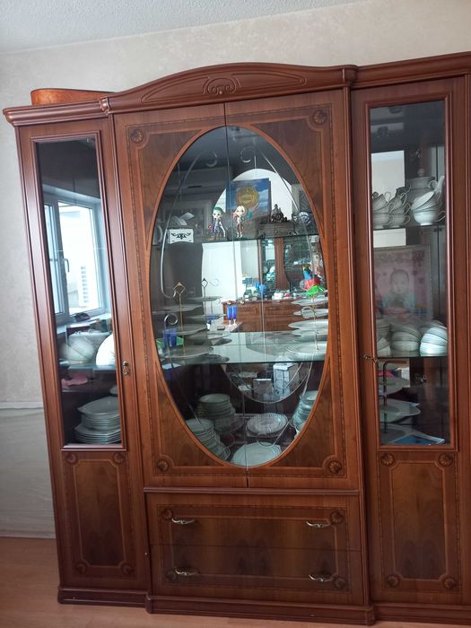Продам сервант для посуды