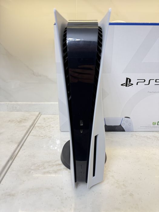 Продается Ps5 на 826 гб с джостиком в комплекте