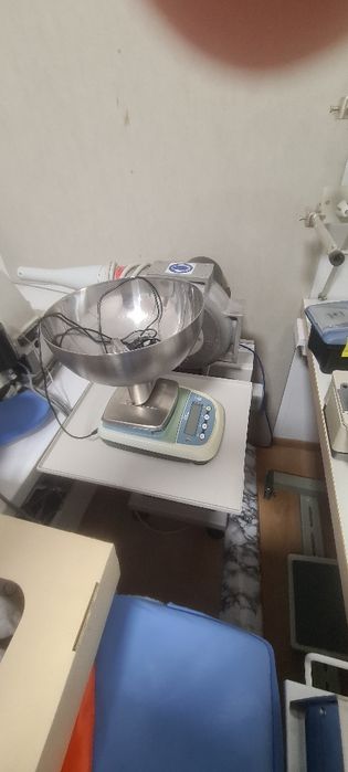 Masina industriala de nasturi ,butoniera, și inserat puf