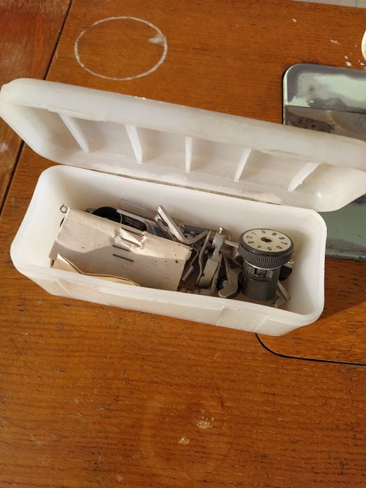 Mașină de cusut veche,cu masa