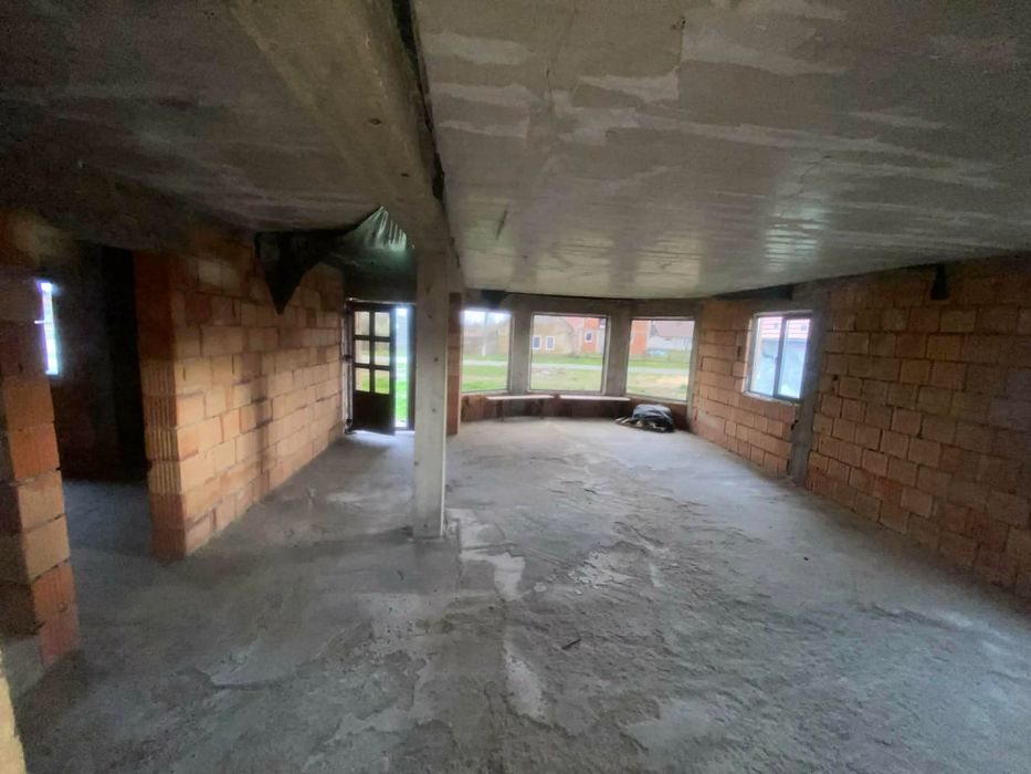 Casă De Vânzare       ..