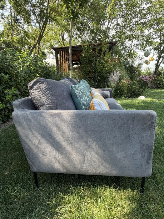 Canapea catifea gri stil mid-century, stare foarte buna, pentru orice tip de interior