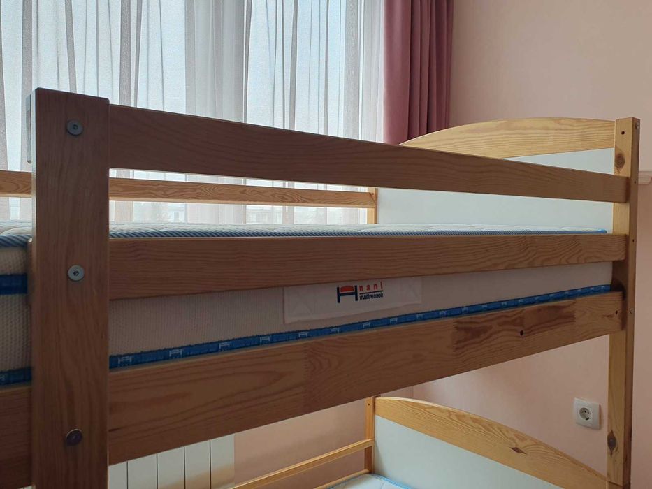 Двуетажно детско легло с двулицеви матраци