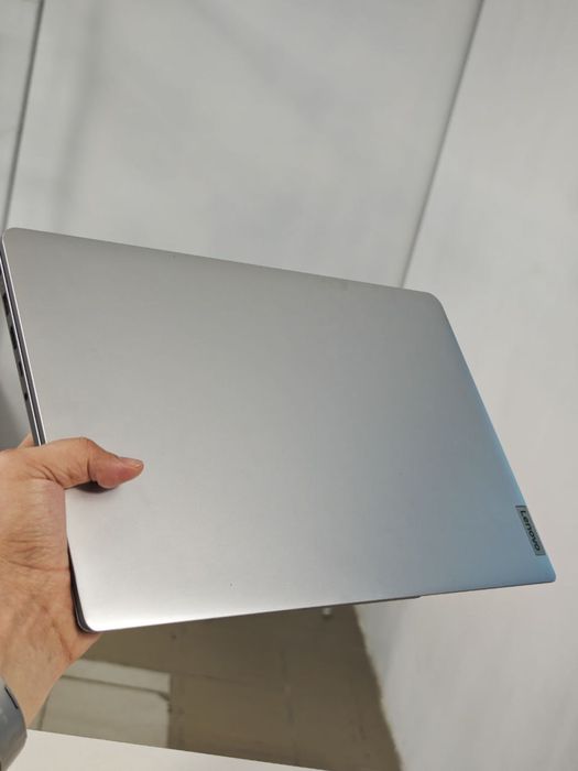 Ноутбук Lenovo 82V7