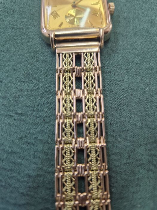 Золотые часы с браслетом