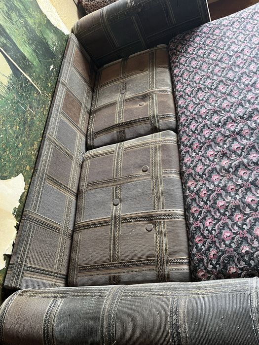 Отдам даром диван и два крела