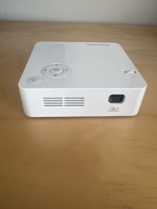 mini-videoproiector portabil EZCast Beam J2