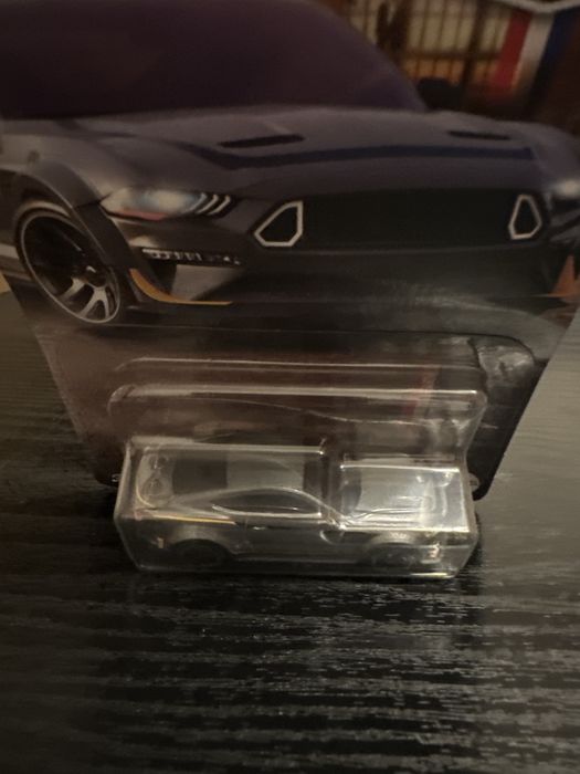 Masinuta hot wheels mustang