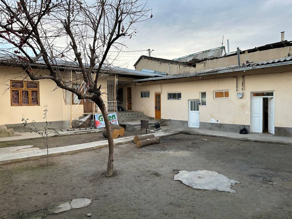 Чорсу бозори яқинида шинам ховли сотилади.4,33 сотих.8 хона.