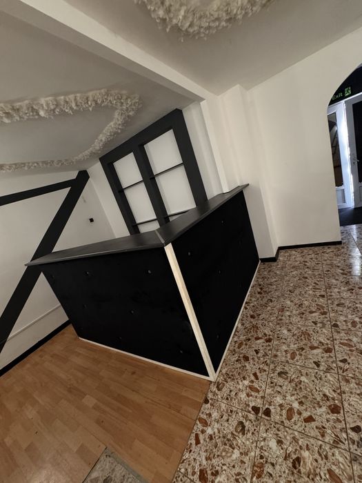 Vand bar cu mobilier