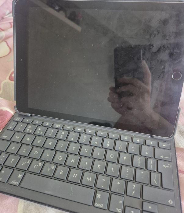 Ipad 6 cu husa Logitech URGENT