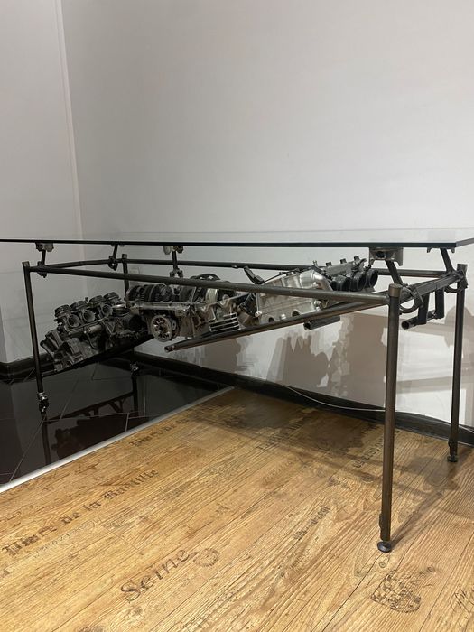 Уникална дизайнерска маса с автомобилен  двигател