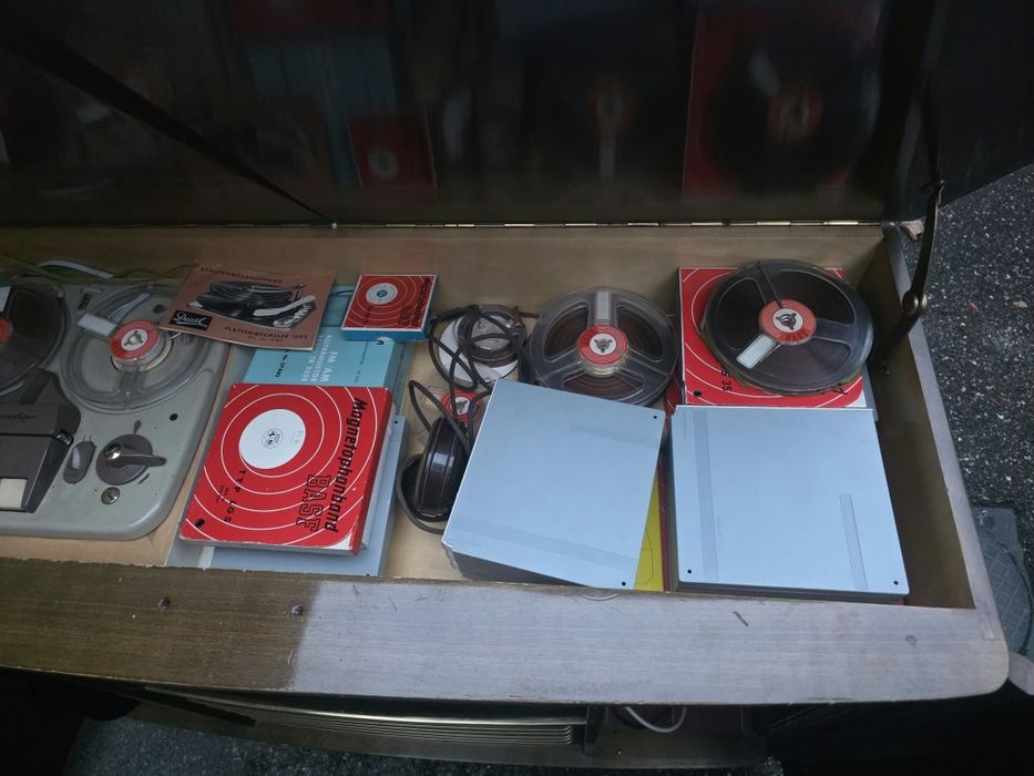 Comoda vintage cu radio, magnetofon si pickup