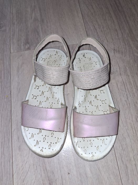 Отдам сандалик бесплатно