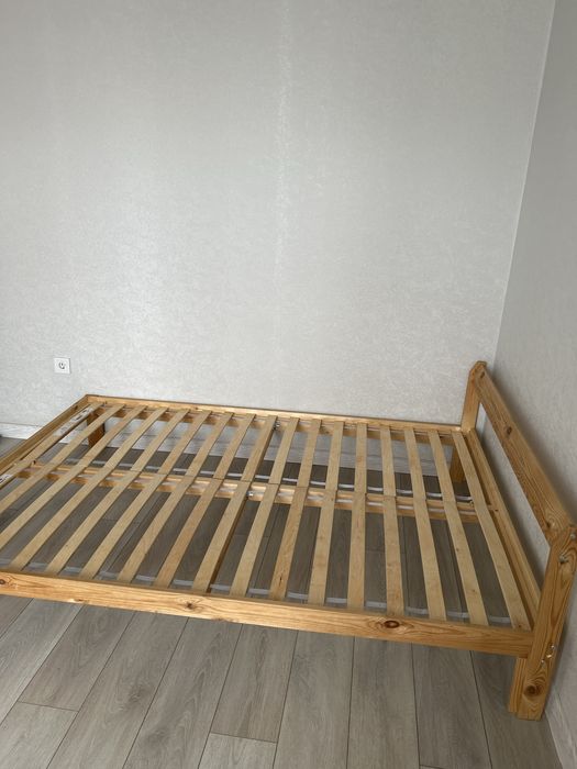 продаю кровать с матрасом