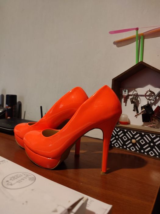 Шпильки лакированные