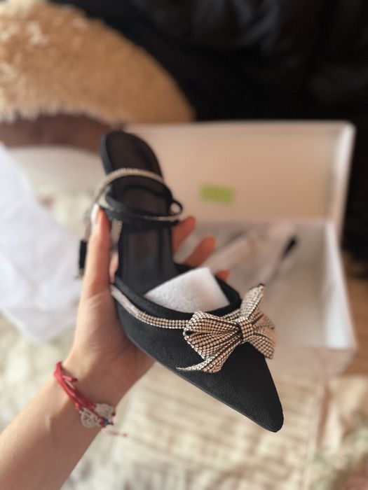 Чисто нови обувки на ток