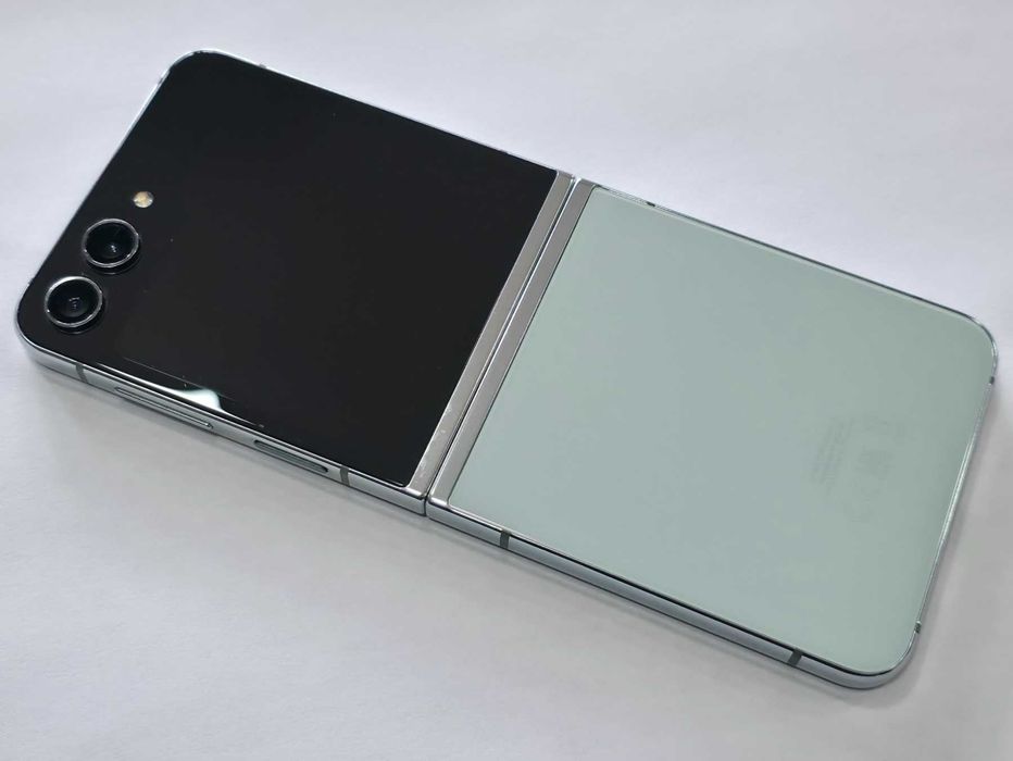 Samsung Galaxy Z Flip5 5G 256GB 8GB RAM Dual