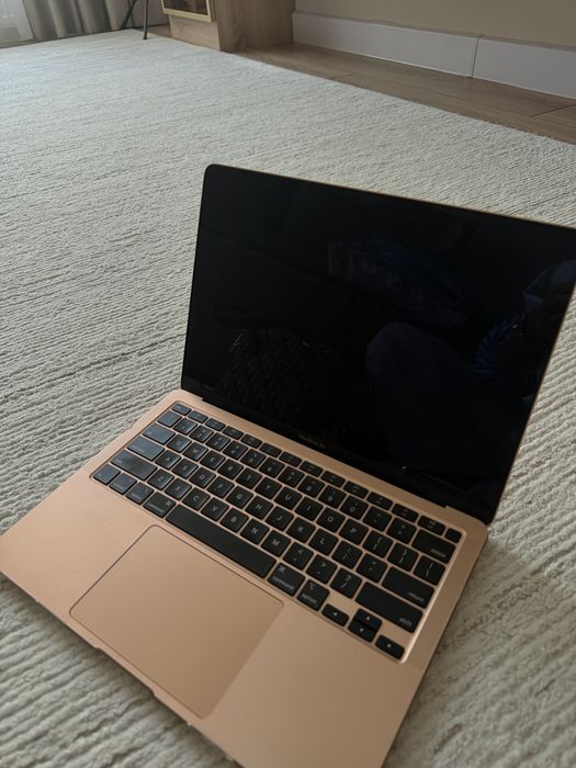Продам MacBook Air Retina 13" 2020