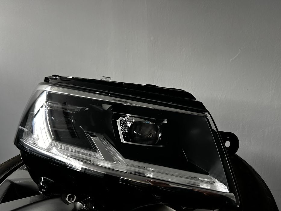 VW  десен фар за Volkswagen T6 2023г