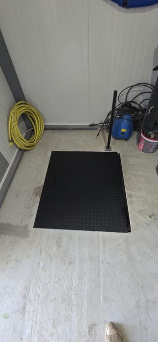 Capace metalice pentru beci/pivniță + scări metalice robuste