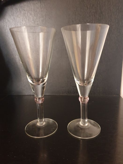 Чаши за коктейл или бяло вино.