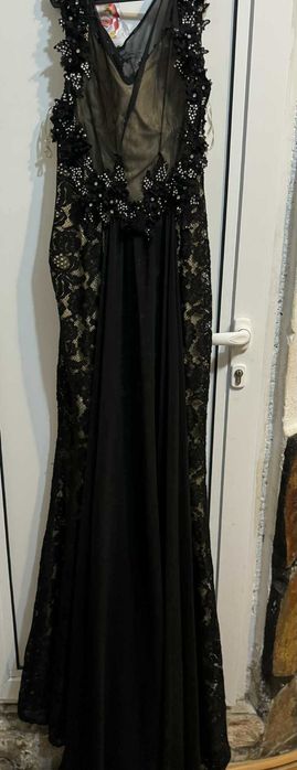 Продавам вечврна официална рокля носена веднъж размер М