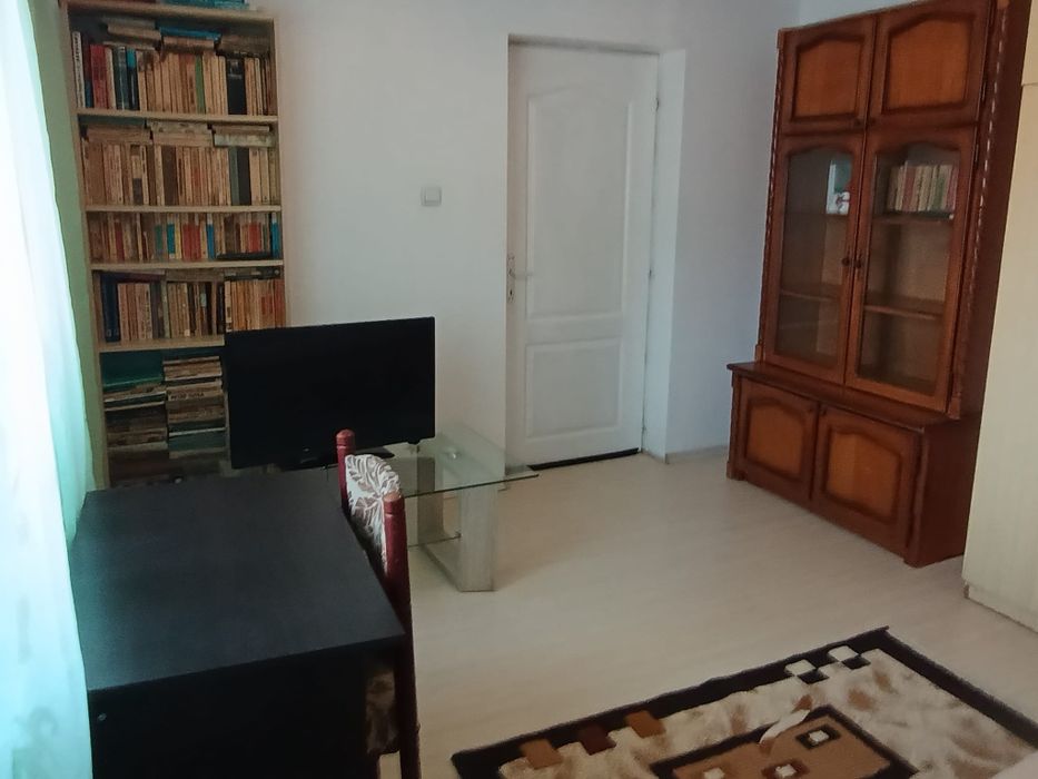 Închiriez cameră la curte pentru elevi