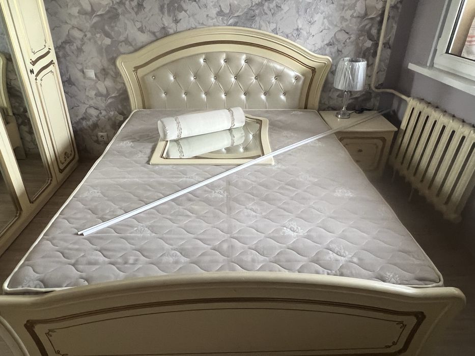 Продам спальный гарнитур