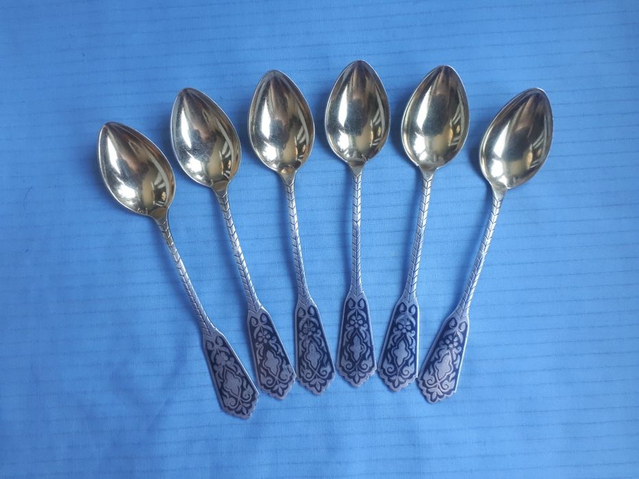 Серебряные чайные ложки.