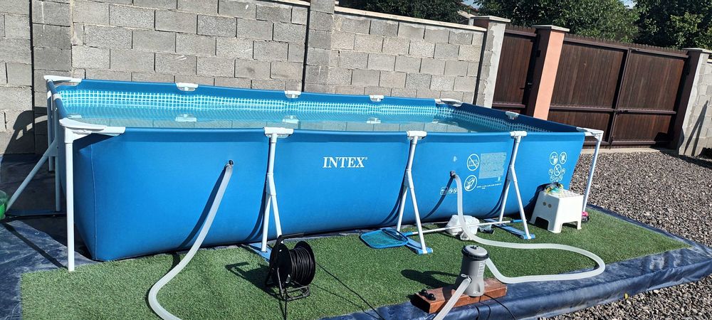 Vanzare piscină  curte INTEX