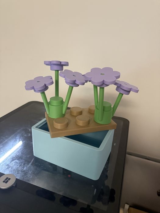 Cutie decorativă cu flori, printată 3D, design modern și elegant.