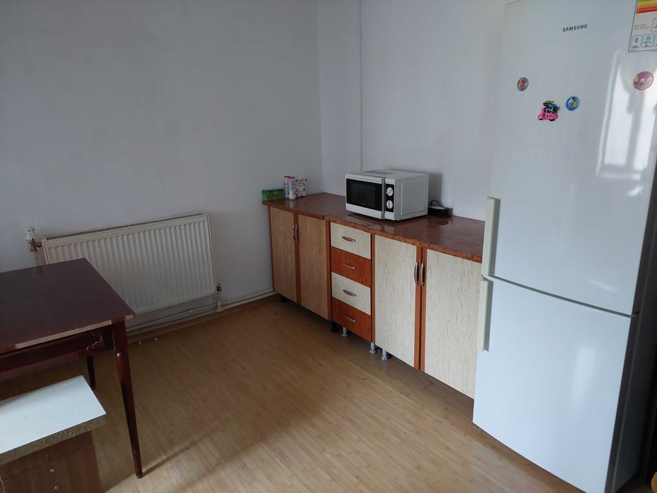 Inchiriez la casa zona Centrala.