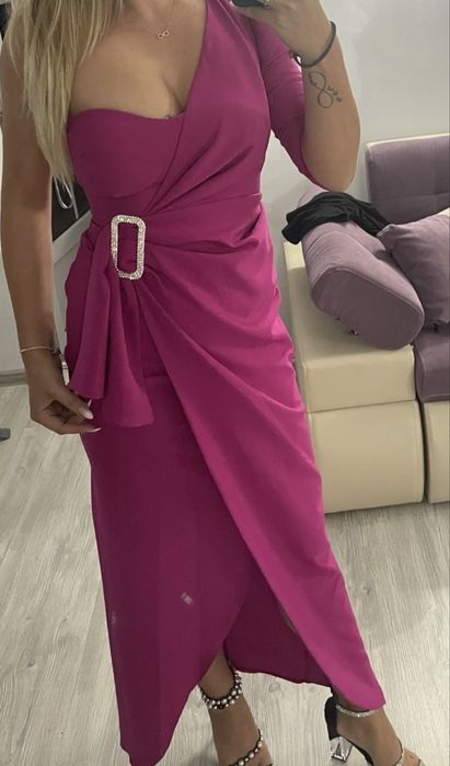 Vand rochie roz , purtata o singura data.