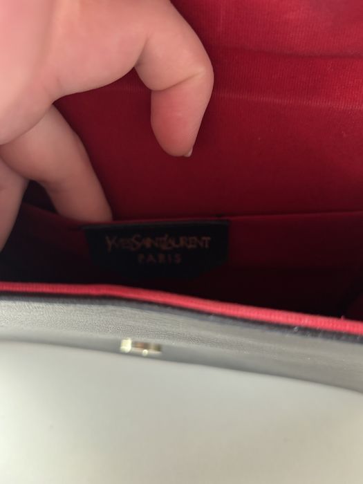 Poseta Yves Saint Laurent