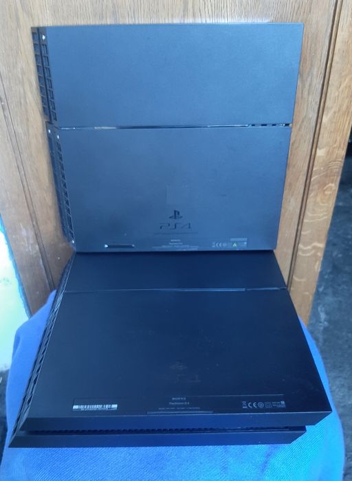 Vând Console PlayStation 4 defecte în stare bună estetică  piese