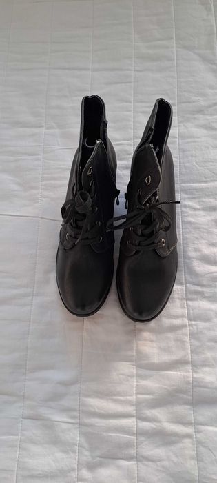 Нови елегантни и удобни черни дамски боти с цип  и връзки на платформа