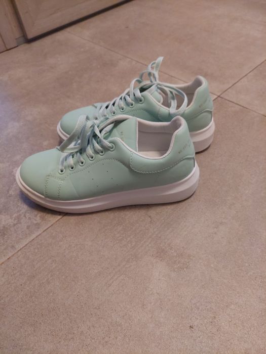 Vand pantofi sport culoare superba